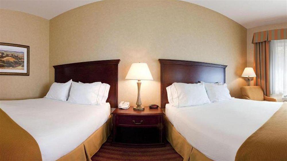 Holiday Inn Express & Suites Corona, An Ihg Hotel Екстериор снимка