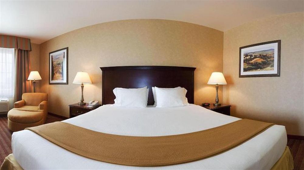 Holiday Inn Express & Suites Corona, An Ihg Hotel Екстериор снимка